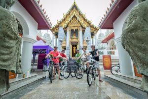 Eilandhoppen in Thailand - Fietsen bij tempel - Go Red fietstour door Bangkok